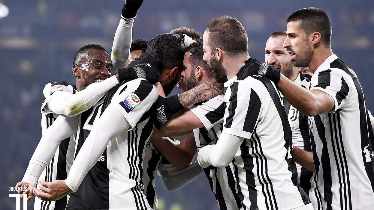 球星任意球脚法惊艳亮相（球星展现惊艳任意球脚法）