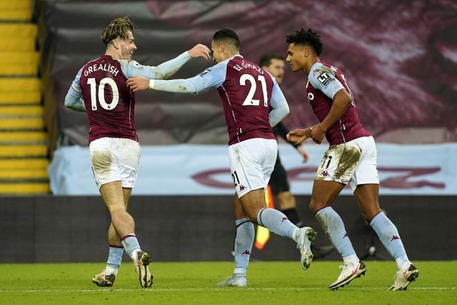 前锋远射破门，全场欢呼（前锋远射得手，现场沸腾）