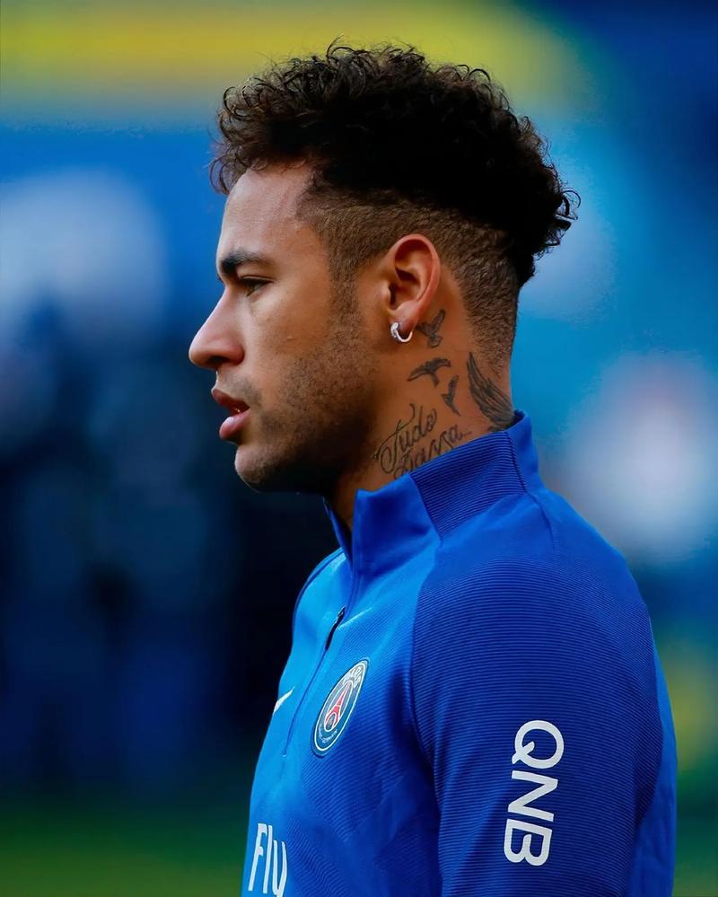 足球国足专机启程，目标三连胜（国足包机起航，剑指三连胜）