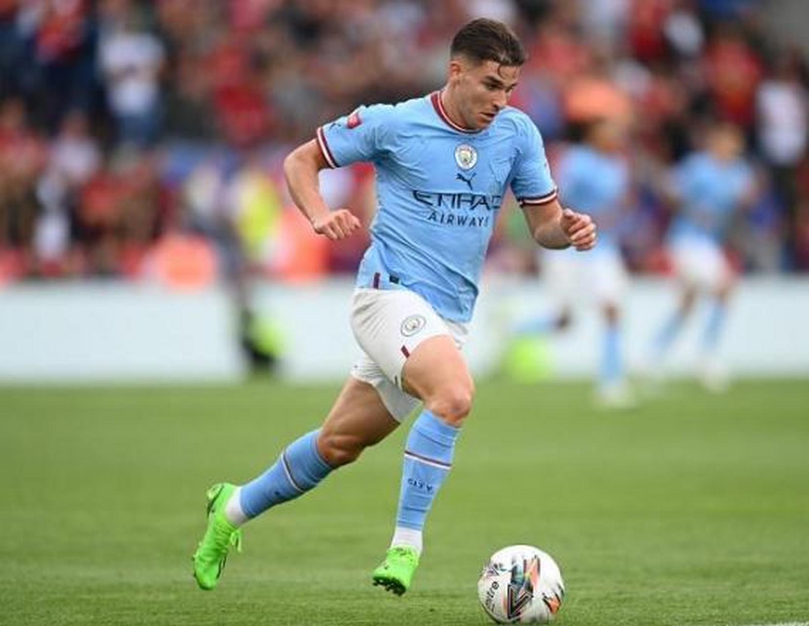 心系老东家，维尼修斯晒穿达尼洛弗拉门戈13号球衣打游戏（情牵旧主，维尼修斯晒身穿达尼洛弗拉门戈13号球衣打游戏）