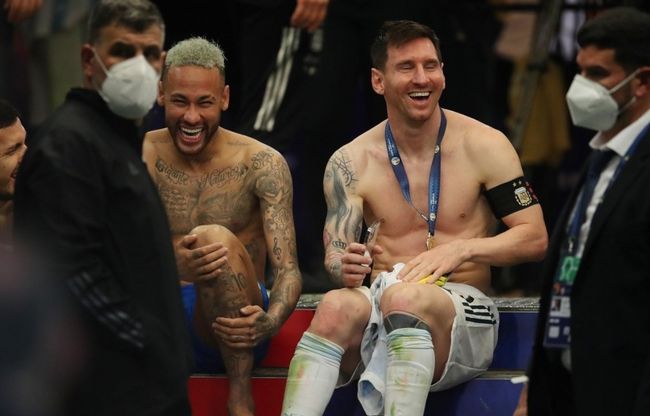 萨里：建议把VAR设备放的离替补席远一点，裁判需要冷静判断（萨里建议将VAR设备远离替补席，裁判需在冷静环境中判罚）