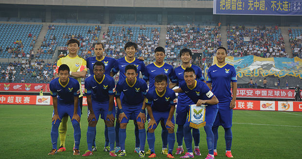 欧文突破防守助攻制胜（欧文强突妙传送出制胜助攻）