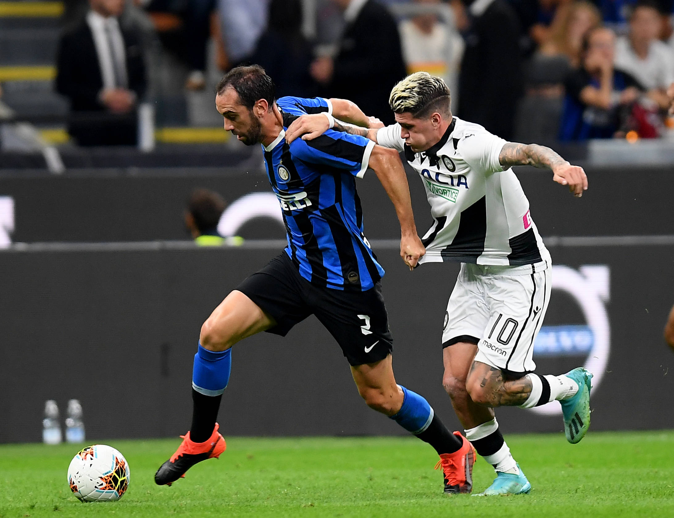 齐达内、贝克汉姆、大罗对线罗纳尔迪尼奥，梅西当时有多大？（当齐达内、贝克汉姆和大罗与罗纳尔迪尼奥争锋时，梅西几岁？）