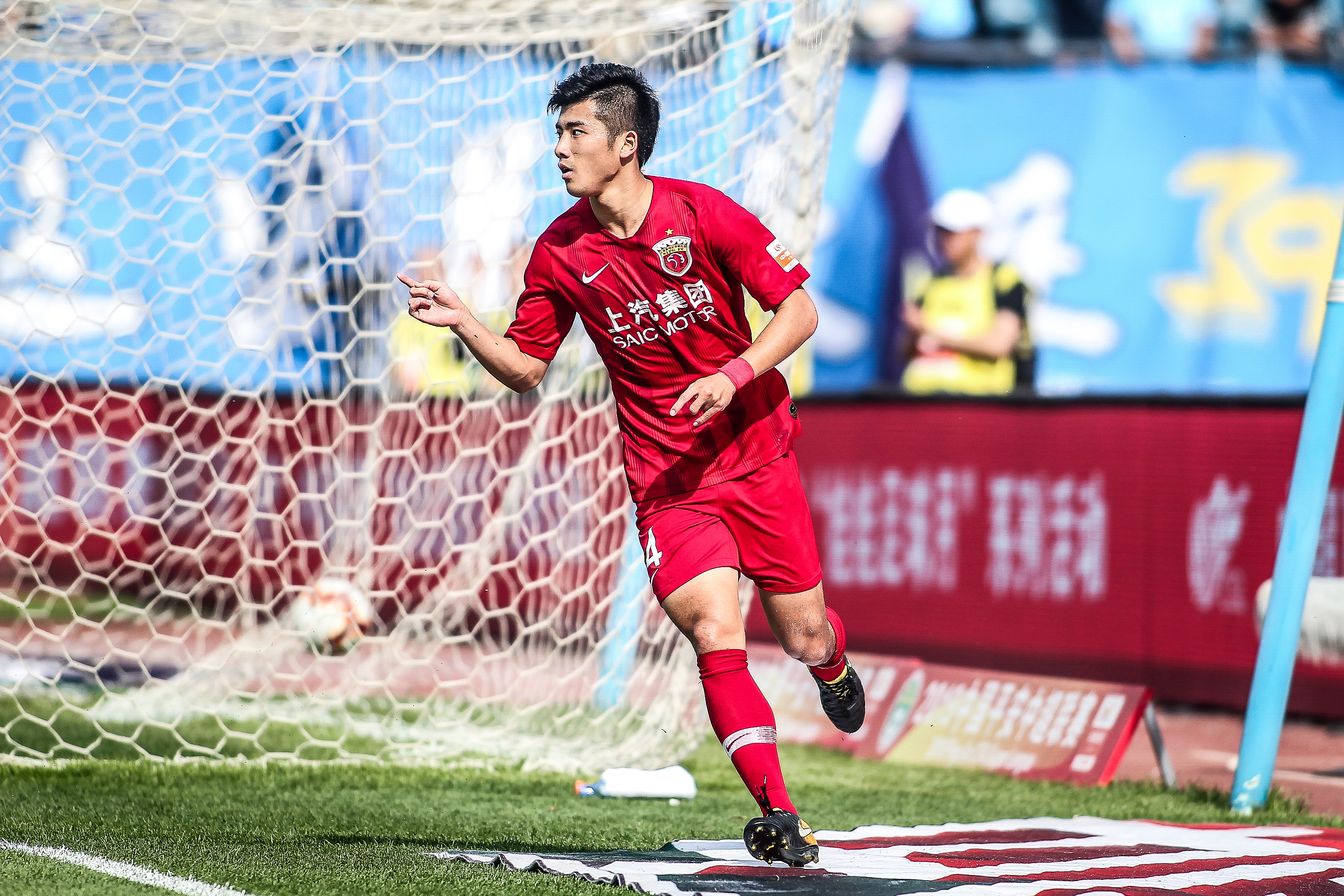 米体：罗马想冬窗租借齐尔克泽，若晋级欧冠会自动触发买断（米体：罗马拟冬窗租借齐尔克泽，若闯入欧冠将自动买断）