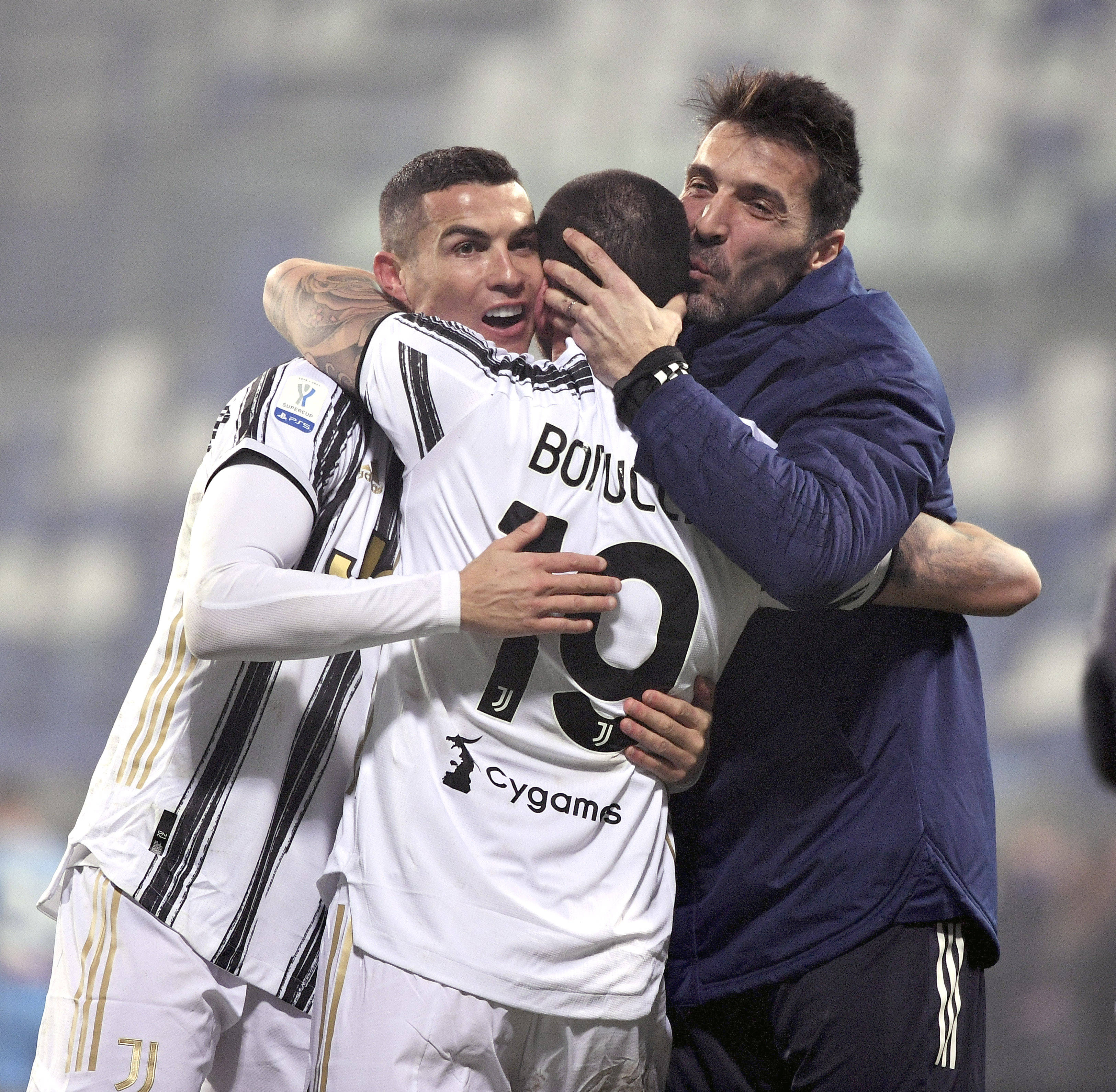 米体：米兰双雄均有意铃木彩艳，帕尔马要价2000万欧（米体：米兰双雄盯上铃木彩艳，帕尔马开价2000万欧）