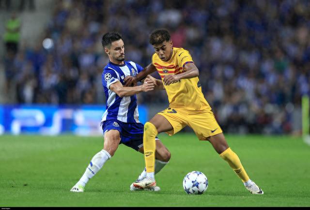 拜仁12轮不败领跑，曼城绝杀鱼腩，巴萨AC米兰登顶（拜仁12轮不败继续领跑，曼城绝杀弱旅，巴萨、AC米兰齐登顶）