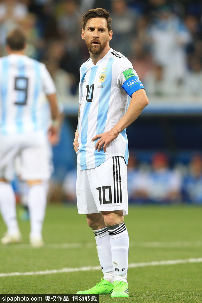 图片报：拜仁倾向于与诺伊尔续约一年，具体谈判或在冬窗敲定（图片报：拜仁意向与诺伊尔再续一年，冬窗或敲定谈判细节）