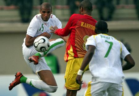 球星压哨三分把比赛送进加时（巨星压哨三分扳平，比赛拖入加时）