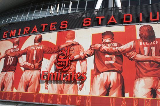 记者：多家豪门有意荷甲19岁中场斯密特，后者被标价2200万镑（记者称，多家豪门追逐荷甲19岁中场斯密特，标价2200万英镑）